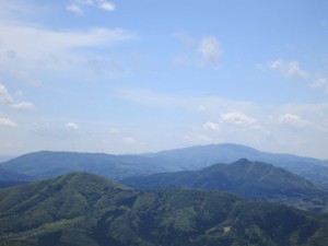 左手前竜子山、左奥に桧山と風車、右手前は鎌倉山、右奥は大滝根山